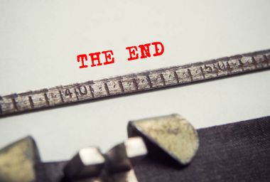 Eski bir daktilo üzerinde yazılan metinleri