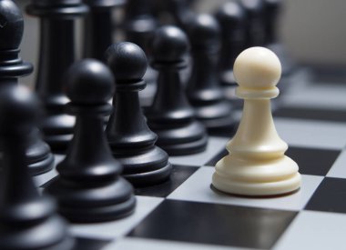 Beyaz piyon arka planı Karanlık satranç taşları