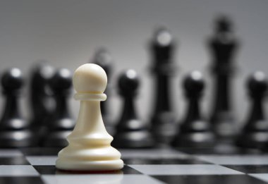 Beyaz piyon arka planı Karanlık satranç taşları