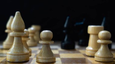 bir satranç tahtası üzerinde siyah ve beyaz satranç taşları