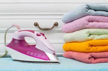 Beyaz arka plan üzerinde renkli havlu ile Ütü Masası