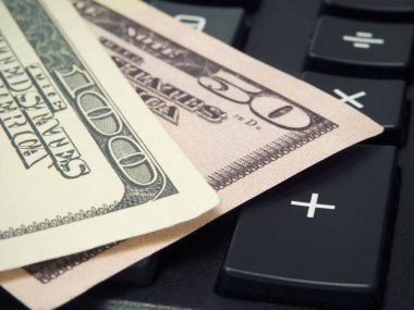 Hesap makinesinde Amerikan Doları banknot vardır