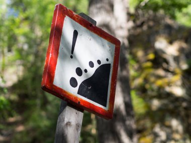 Bir kaya düşmesi tehlike işareti