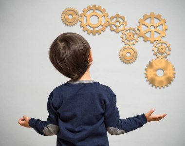 Küçük bir çocuk kinematik düzeni görünüyor