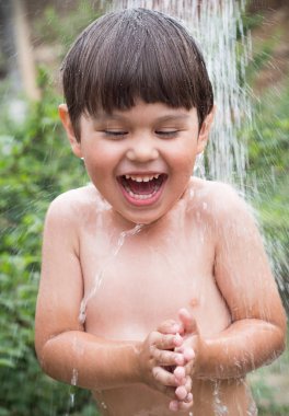 Genç bir çocuk üzerinde su sıçramalarına düşme