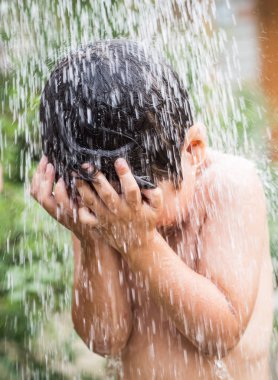 Genç bir çocuk üzerinde su sıçramalarına düşme