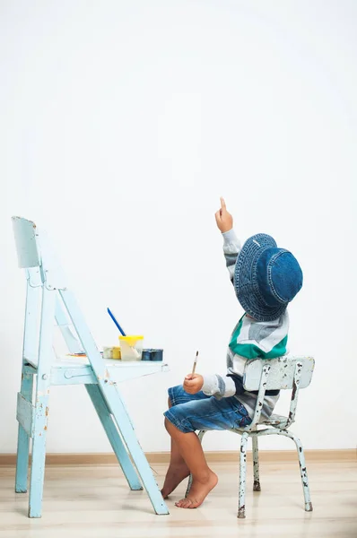 Glückliches Kind malt mit Farbe. — Stockfoto