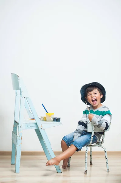 Glückliches Kind malt mit Farbe. — Stockfoto