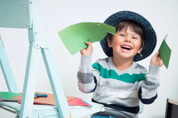 Ciseaux enfant avec papier coloré — Photo