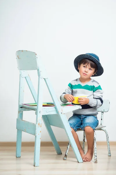 Ciseaux enfant avec papier coloré — Photo