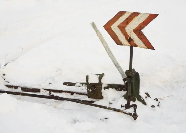 Chemin de fer. Anciennes voies ferrées anciennes manœuvrant sous une épaisse couche de neige — Photo