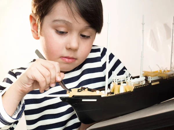 Küçük Bir Çocuk Örnek Bir Gemi Yapıyor — Stok fotoğraf