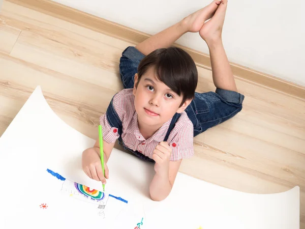 Niño Pequeño Dibuja Mientras Está Acostado Suelo — Foto de Stock