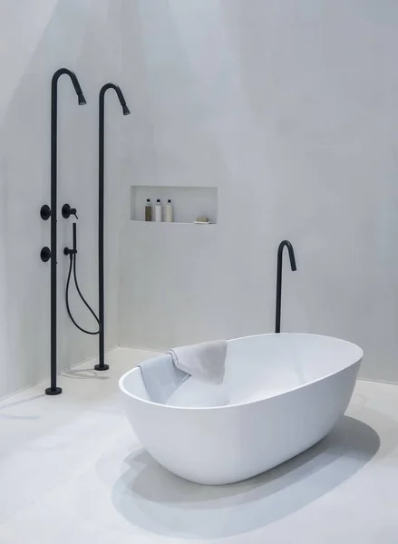 Nouvelle salle de bain dans un style moderne — Photo