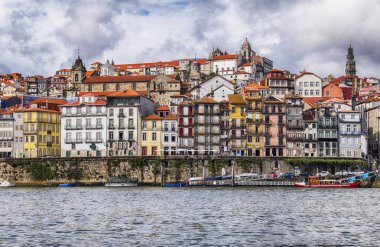 Porto nehir Douro üzerinden eski tarihi bölümünün görünümünü 