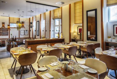 Restoran-hote uzayda akşam yemeği