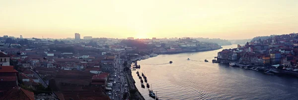 Zániku panorama řeky Douro v Porto, Portugalsko — Stock fotografie