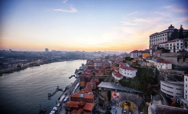 Solnedgång utsikt över floden Douro och gamla delen av Porto, Portugal — Stockfoto