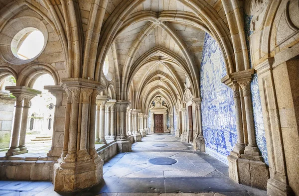 Enfilade del claustro de la catedral Se, Porto, Portugal — Foto de Stock