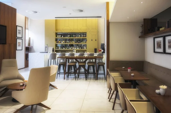 Bar moderne et espace salon dans le restaurant — Photo