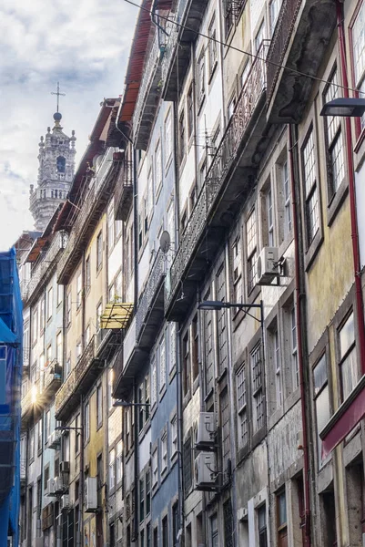 Ulice v Porto, typické domy linie — Stock fotografie