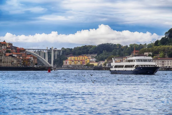 Řeka Douro v Arrabida mostu, Porto, Portugalsko — Stock fotografie