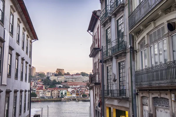 Street i Porto, Portugal, se på Dourofloden — Stockfoto