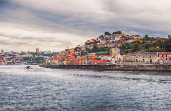 Parte histórica do Porto a partir do rio Douro — Fotografia de Stock