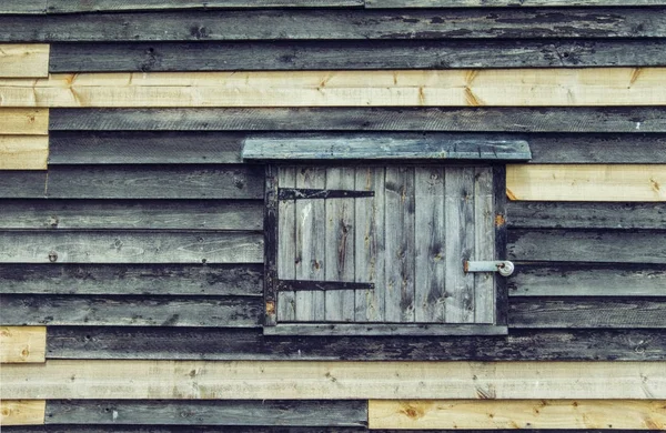 Alte Holzwand mit Fenster — Stockfoto