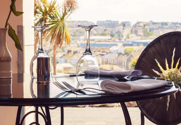 Mesa de restaurante vacía y panorama Newquay — Foto de Stock