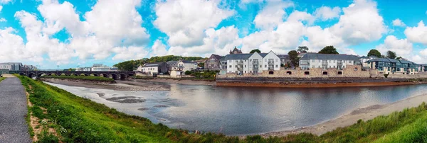 Річка Панорама Wadebridge міста — стокове фото