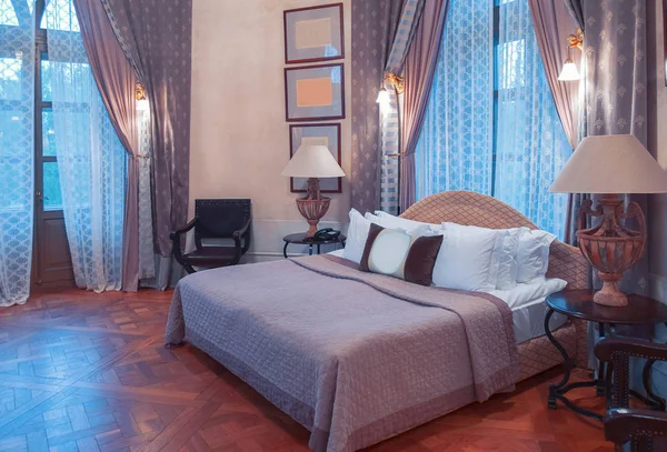 Otelin klasik yatak odası — Stok fotoğraf