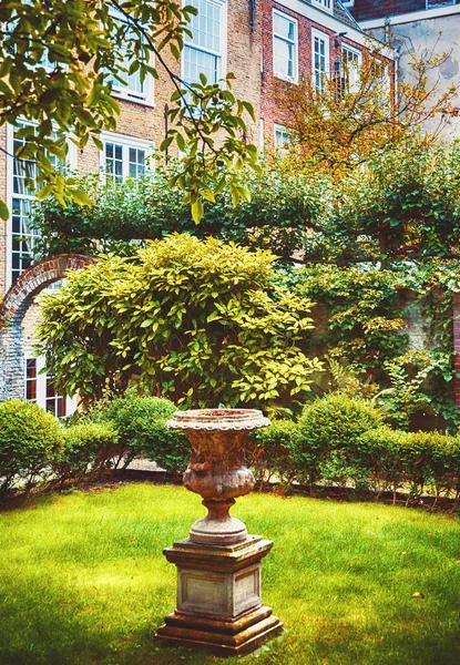 Patio de la ciudad vieja, jardín de la casa holandés —  Fotos de Stock