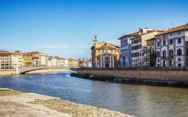 Pisa, İtalya için Arno Nehri'nden görüntülemek