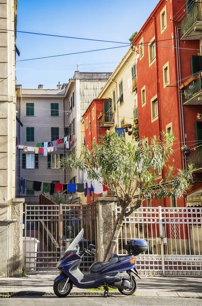 Небольшая улица в старом городе La Spezia, Италия — стоковое фото
