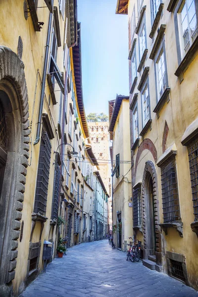 Strada nel centro storico Lucca, Italia — Foto Stock