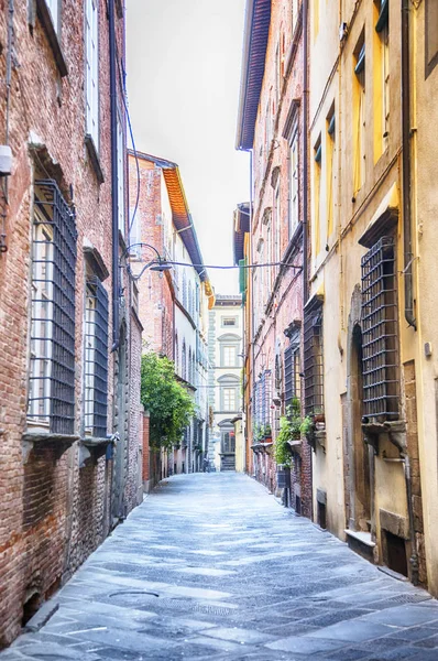 Strada nel centro storico Lucca, Italia — Foto Stock