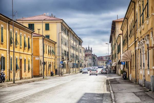 Улица итальянского старого города Ливорно — стоковое фото