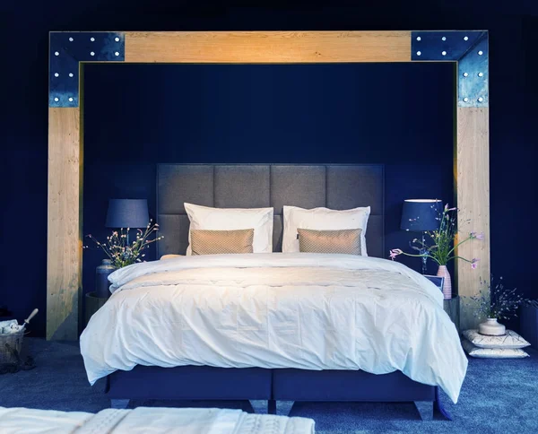 Δωμάτιο με κρεβάτι σε μοντέρνο στυλ Royalty Free Εικόνες Αρχείου