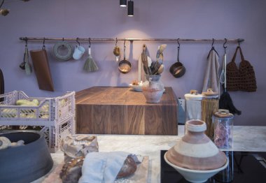 Mevsimsel elementlerle modern mutfağın iç kısımları.