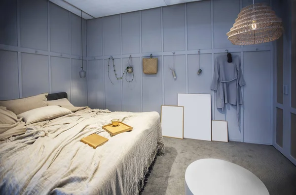 Интерьер спальни в стиле кантри с сезонным декором — стоковое фото