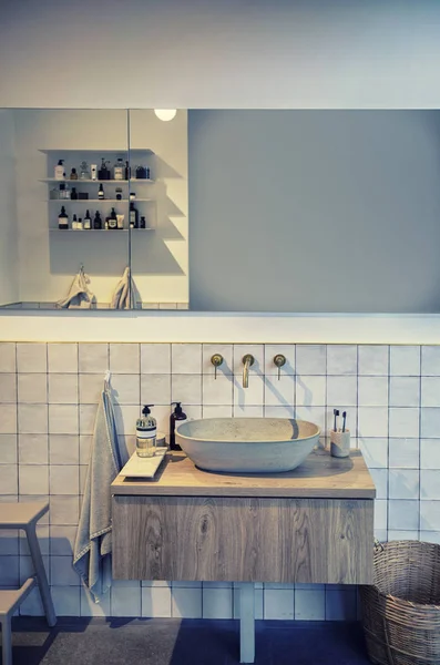 Részletek a belső WC-szoba stílusos mosogató — Stock Fotó