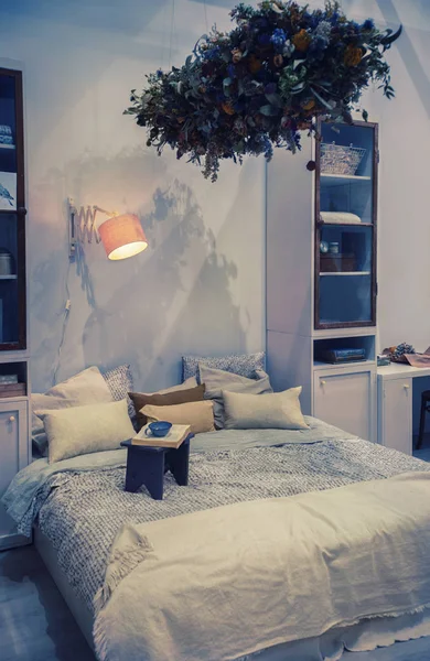 Yatak odasının içi mevsimlik dekorasyonla taşra tarzında. — Stok fotoğraf