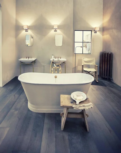 Дизайн интерьера ванной комнаты в стиле кантри — стоковое фото