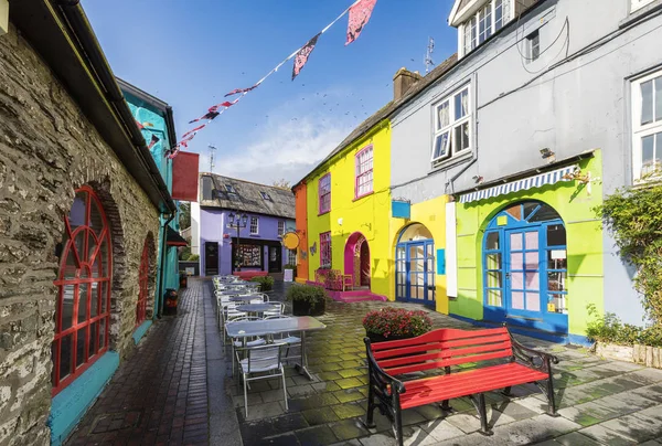Cork, İrlanda yakınlarındaki Kinsale köyünün merkezindeki sokaklar — Stok fotoğraf