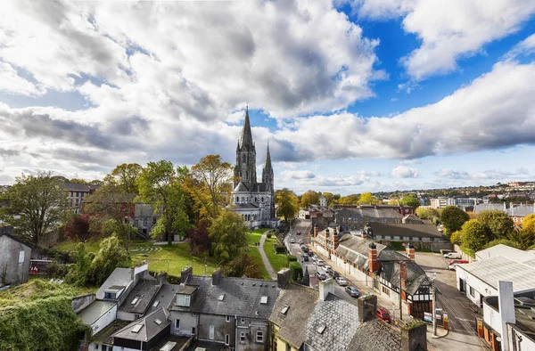 Panorama de la ville Cork avec la cathédrale St. Fin Barre, Irlande — Photo