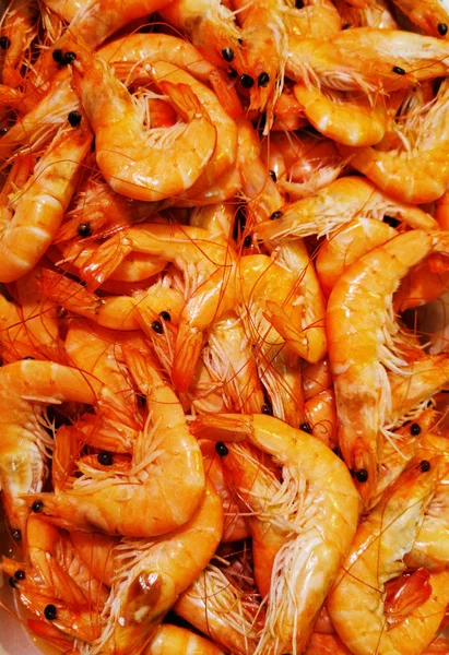 Fond de crevettes crues du marché de liège — Photo