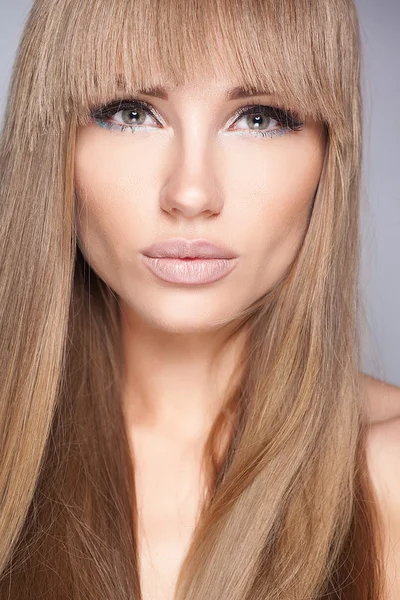 Belle femme naturelle avec maquillage de mode et cheveux blonds, portrait d'une jeune fille isolée sur blanc — Photo