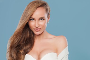 Güzel doğal kadın moda makyaj ve sarışın saçlı, izole bir genç kız portresi