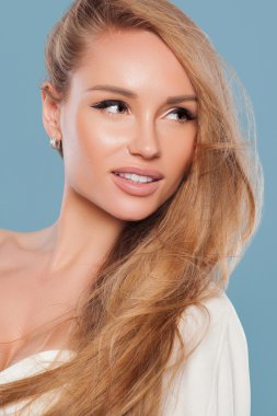 Güzel doğal kadın moda makyaj ve sarışın saçlı, izole bir genç kız portresi